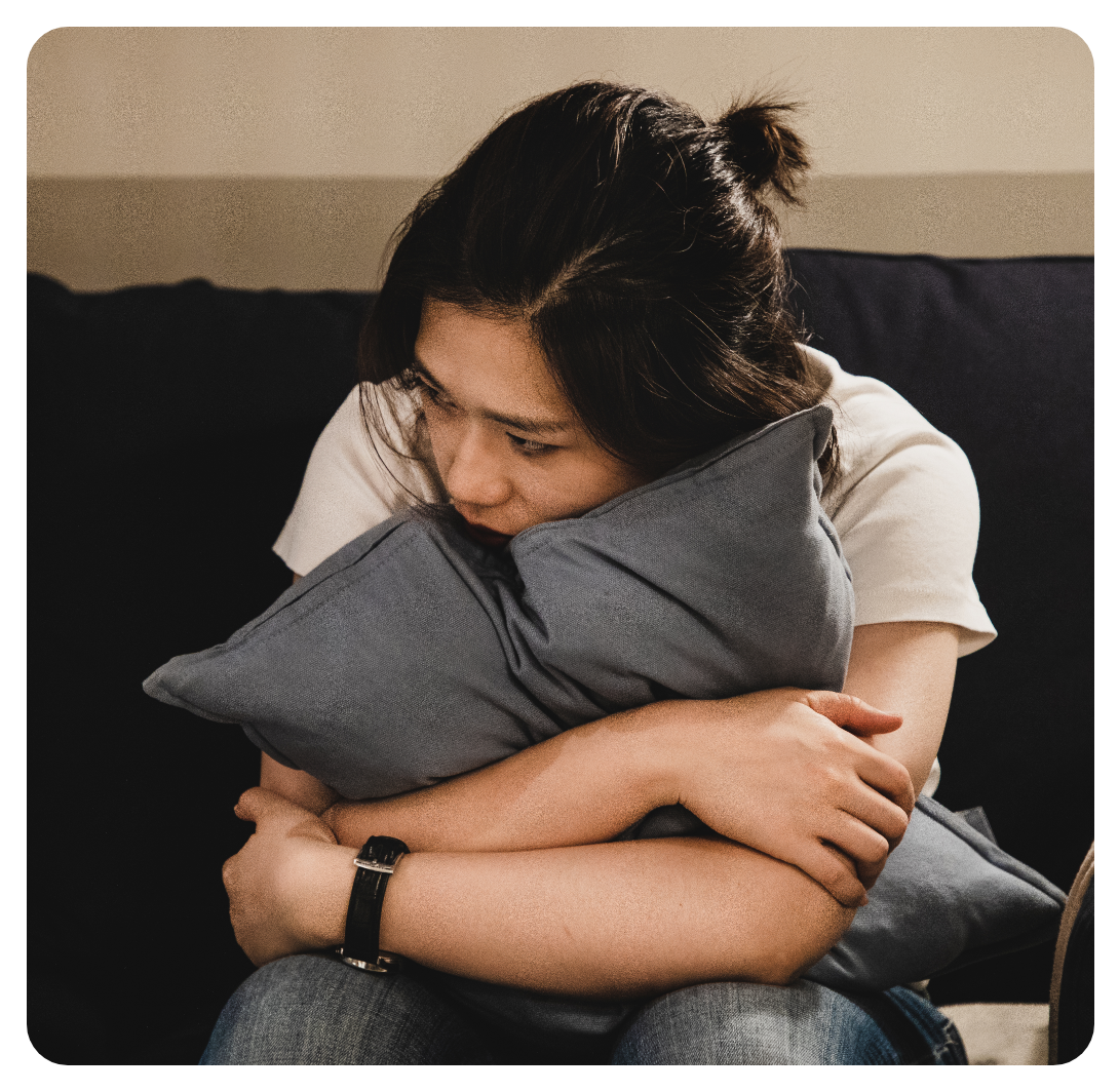 Der Arm einer Frau mit braunen Haaren.