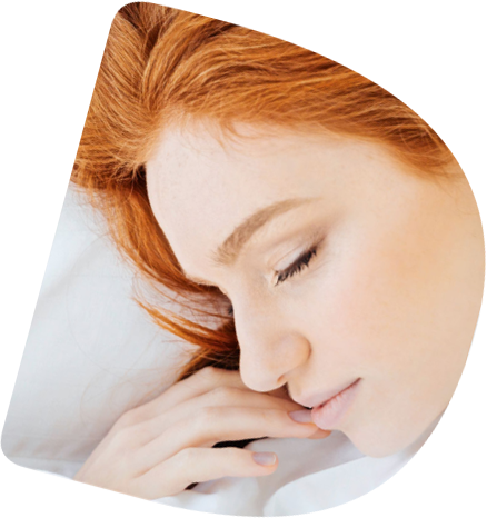 Gesicht einer schlafenden Frau im Close-Up.