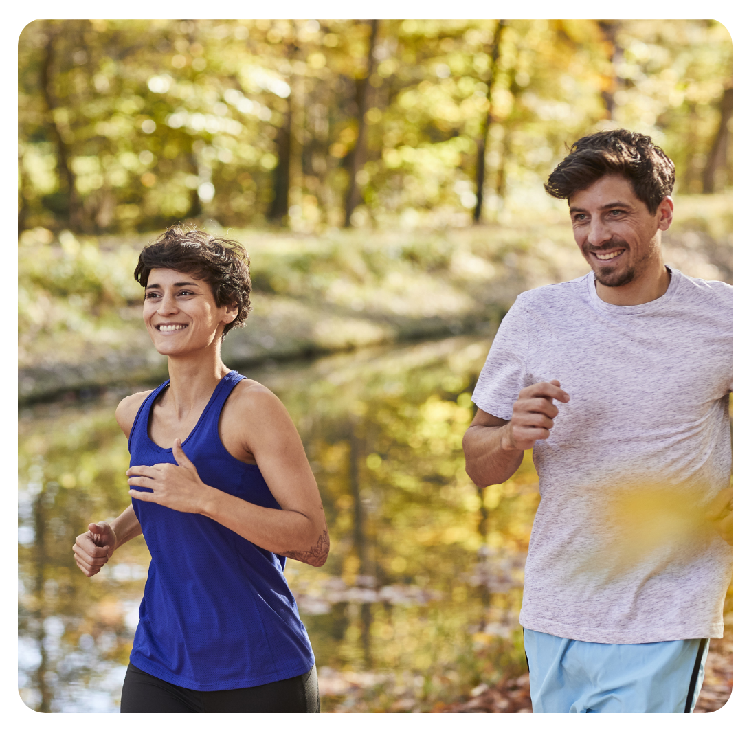 Ein schwarzer Retrowecker steht auf einem Tisch. Das Uhrenblatt zeigt 7 Uhr.