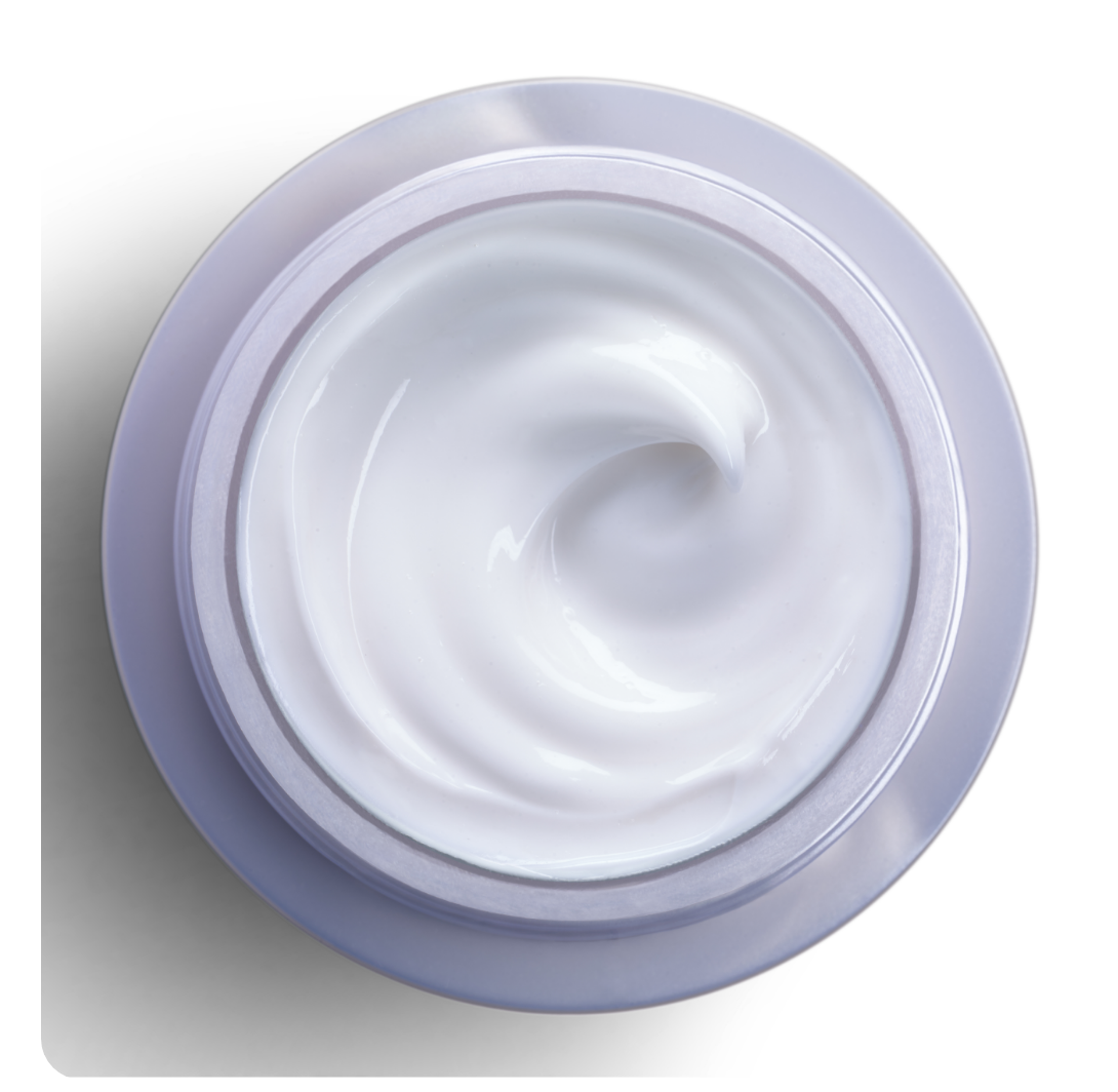 Ein schwarzweiß Bild von einer freistehenden Badewanne.