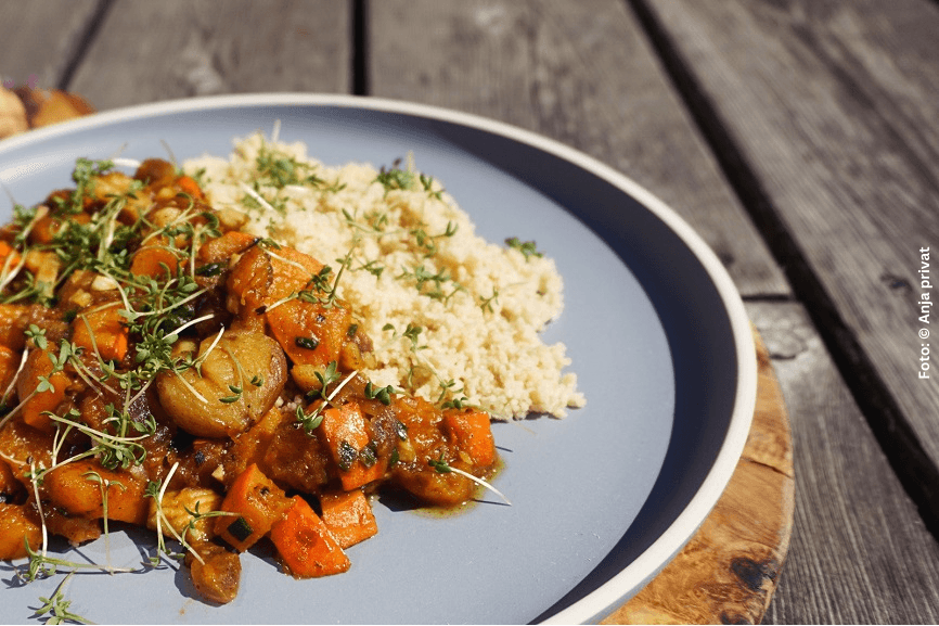 Teller mit Gemüse und Couscous