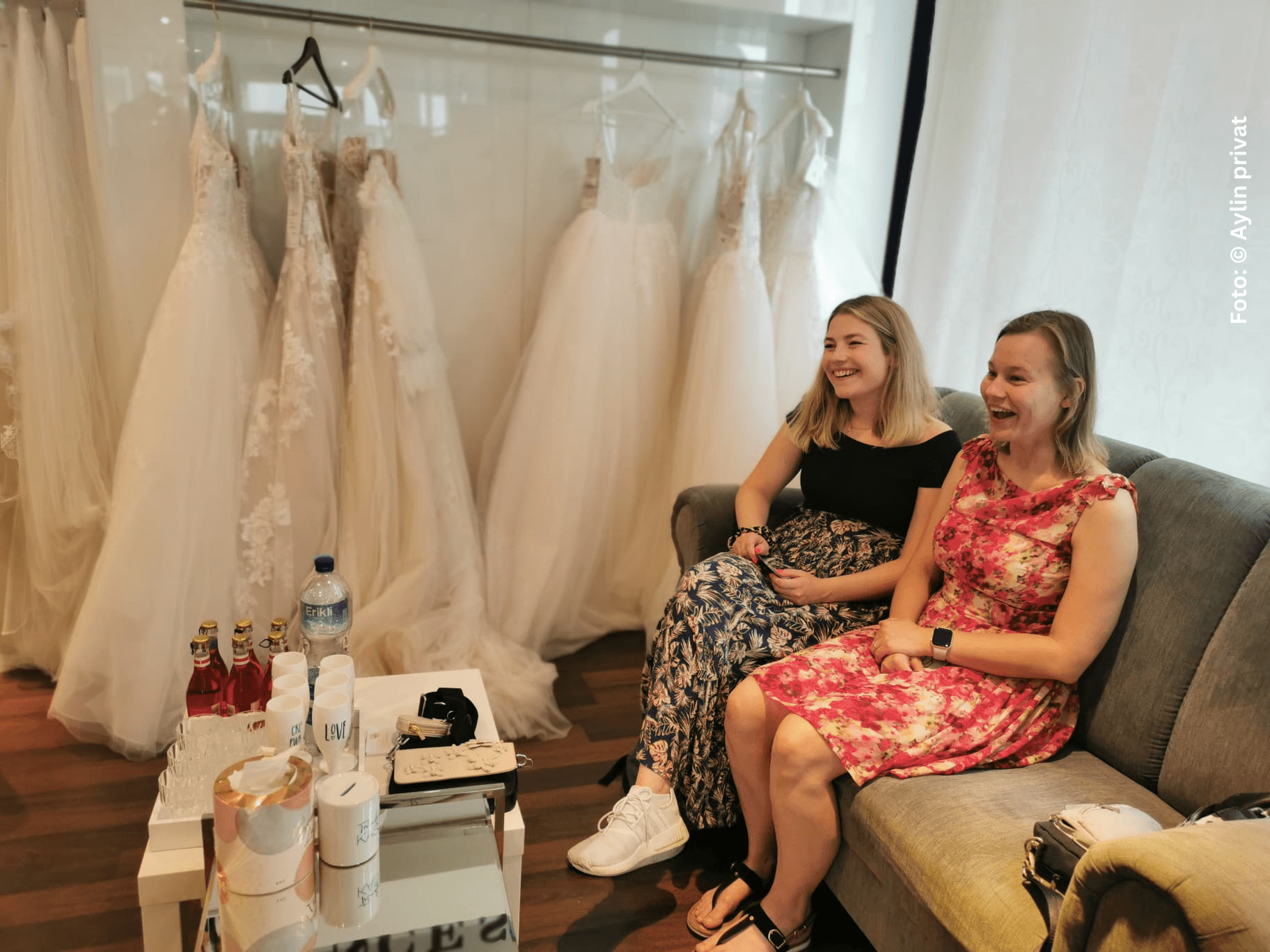 Brautkleider shoppen mit Neurodermitis – Aylin und ihre Freundinnen machen es zu einem normalen Erlebnis.