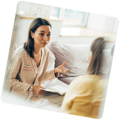 Psychologin mit einer Patientin im Gespräch