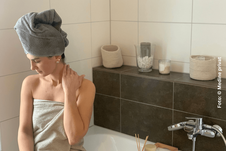 Medine im Badezimmer; sie kümmert sich um ihre Neurodermitis