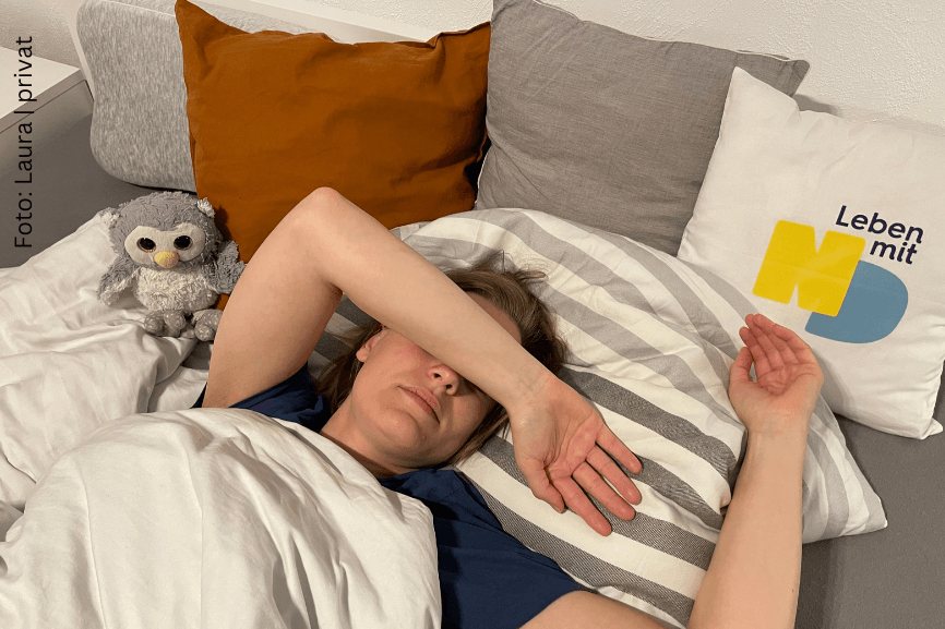 Laura liegt im Bett und kann nicht schlafen.