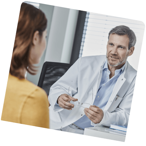 Dermatologe mit Neurodermitis-Patientin im Gespräch