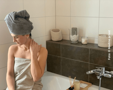 Medine im Badezimmer; sie kümmert sich um ihre Neurodermitis