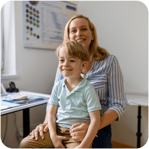 Mutter mit ihrem Kind beim Dermatologen