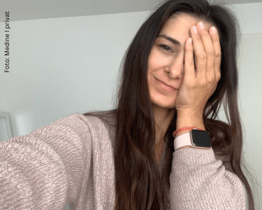 Bloggerin ist müde durch Schlafmangel bei Neurodermitis